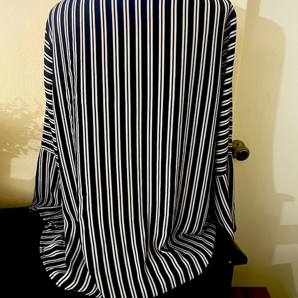 Beautiful striped black and white with hot pink floral appliqué on sleeve - Picture 3 of 4